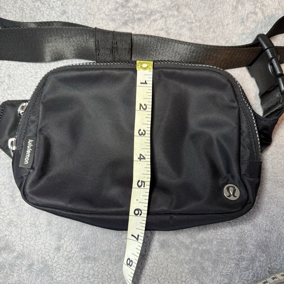 LULULEMON Everywhere Belt Bag Black - Size Large Unisex EUC - Picture 10 of 10